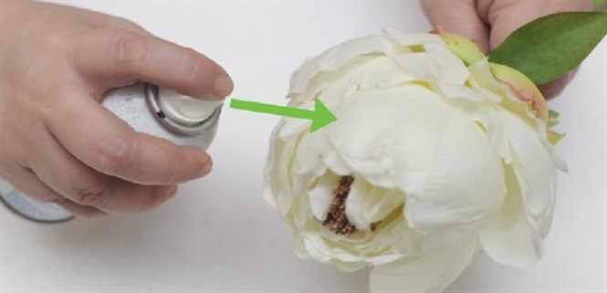 Dùng nước giặt tẩy hoặc xà phòng pha loãng